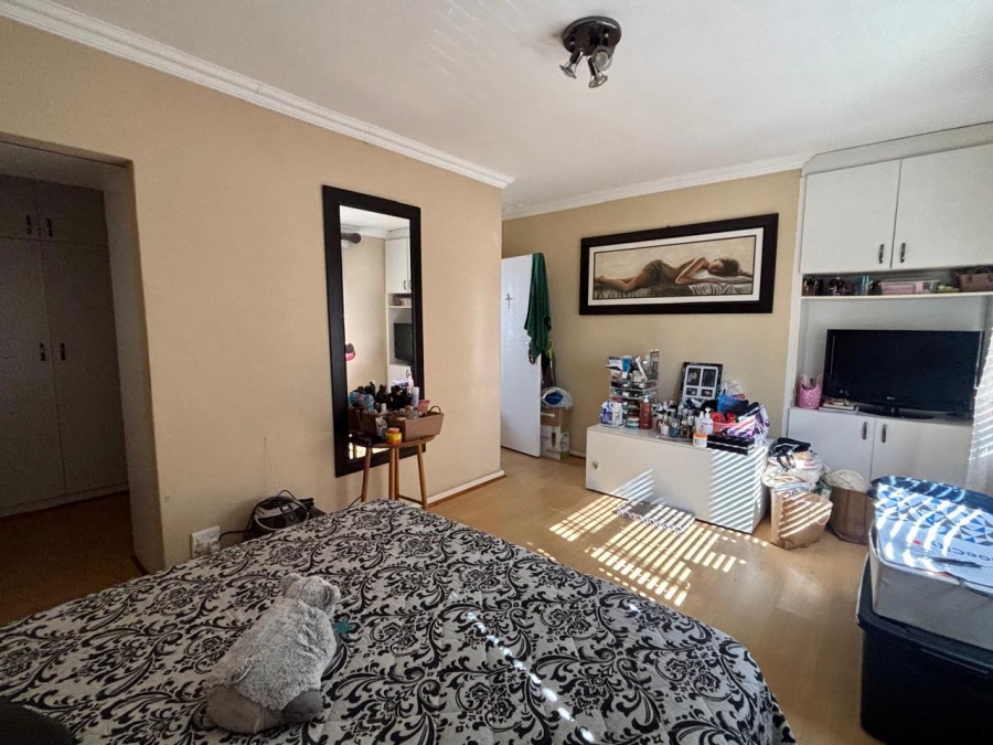 2 Bedroom Property for Sale in Goodwood Central Western Cape